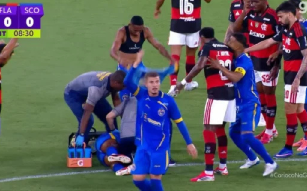 Volante do Sampaio Corrêa-RJ sofre convulsão e deixa Maracanã de ambulância em jogo contra o Flamengo