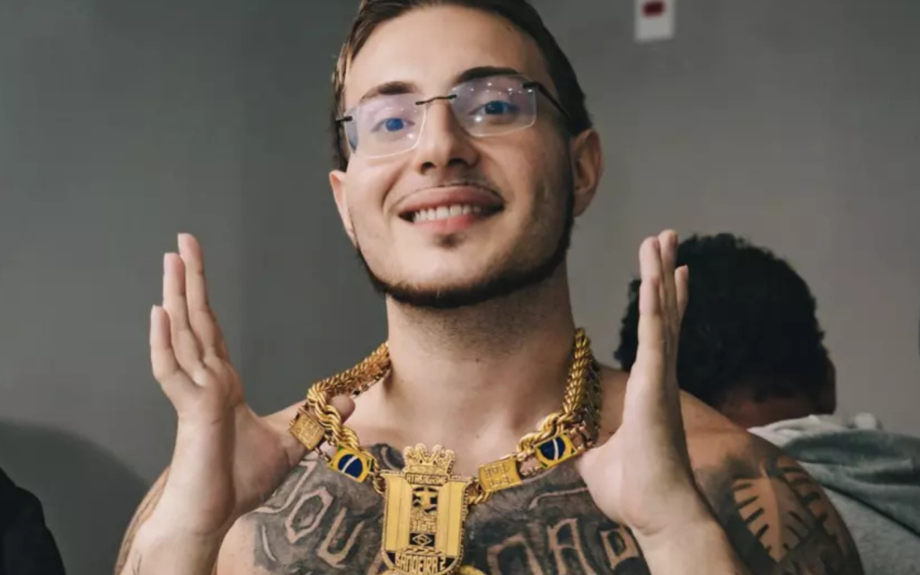 Cantor Puterrier é assaltado na saída do Sambódromo e anuncia recompensa por cordões