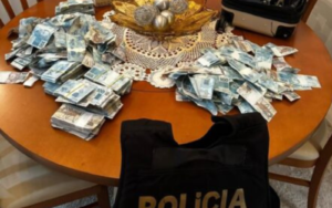 PF apreende mala com R$ 429 mil jogada de apartamento em SC na 3ª fase da Operação Barco de Papel