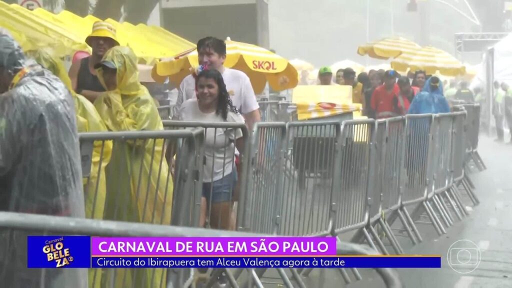 Chuva provoca alagamentos e reduz público nos blocos de rua em São Paulo