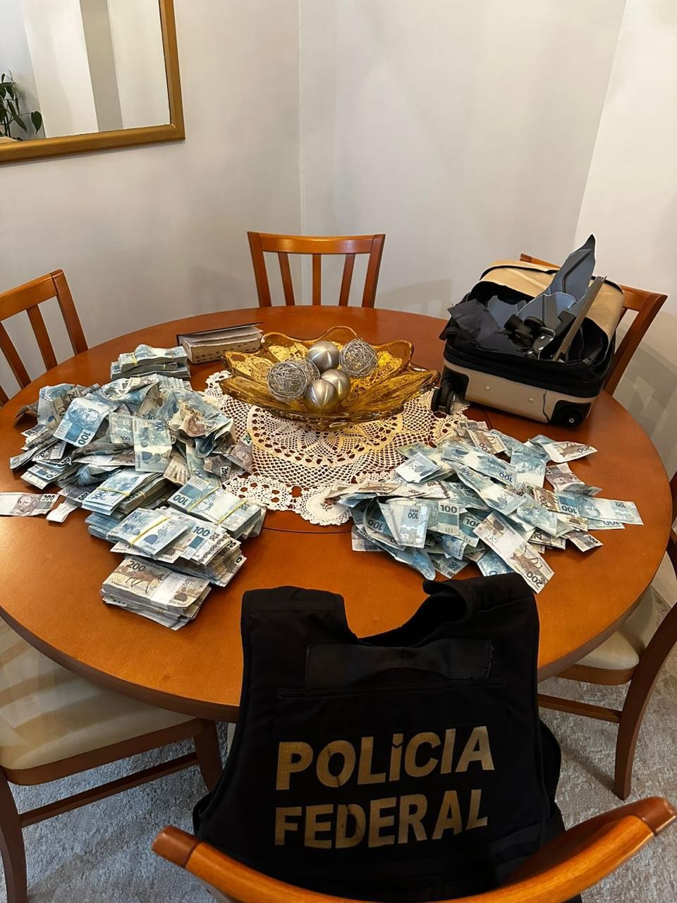 PF apreende mala com R$ 429 mil jogada de apartamento em SC na 3ª fase da Operação Barco de Papel - Imagem do artigo