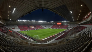 Vista interna do Stadium of Light, casa do Sunderland A.F.C., preparado para partida contra o Liverpool F.C. pela Premier League