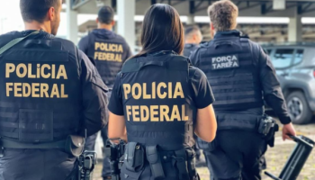 Agentes da Polícia Federal do Brasil durante operação
