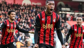 Jogadores do A.F.C. Bournemouth comemoram gol durante partida da Premier League.